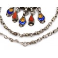 Vechi colier etnic Kabyle din argint emailat, decorat cu anturaje de coral natural | Algeria