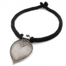 Vechi colier etnic indian accesorizat cu o impresionantă amuletă Yoni | argint & bumbac | Rajasthan Vechi colier etnic indian accesorizat cu o impresionantă amuletă Yoni | argint & bumbac | Rajasthan