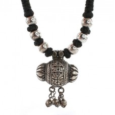 Vechi colier etnic indo-persan accesorizat cu amuletă Tawiz | argint si bumbac | Rajasthan Vechi colier etnic indo-persan accesorizat cu amuletă Tawiz | argint si bumbac | Rajasthan