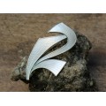 Broșă mid-century scandinavă inedit stilizată sub forma literei R | argint emailat pe fond gravat guilloche | atelier Ivar T. Holt | Norvegia cca. 1960