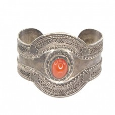 Veche brățară Ottoman Revival din argint decorat prin filigranare manuală | agat carnelian Kabdi | Turcia cca. 1940 -1950 Veche brățară Ottoman Revival din argint decorat prin filigranare manuală | agat carnelian Kabdi | Turcia cca. 1940 -1950