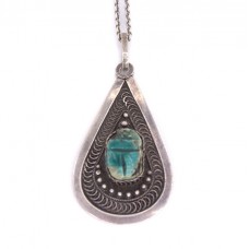 Colier accesorizat cu un vechi pandant Egyptian Revival manufacturat în argint pur | cca.1940 Colier accesorizat cu un vechi pandant Egyptian Revival manufacturat în argint pur | cca.1940