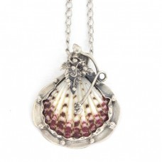 Colier accesorizat cu un pandant etnic Kewa amerindian | manufactură în argint | Statele Unite Colier accesorizat cu un pandant etnic Kewa amerindian | manufactură în argint | Statele Unite