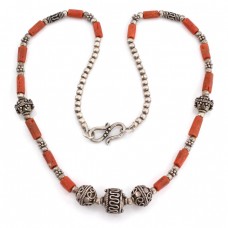 Vechi colier etnic indian decorat cu anturaje de coral roșu natural | manufactură în argint | Rajasthan cca.1950 Vechi colier etnic indian decorat cu anturaje de coral roșu natural | manufactură în argint | Rajasthan cca.1950