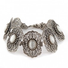 Elegantă brățară orientală manufacturată în argint filigranat & decorată cu piatra lunii | India Elegantă brățară orientală manufacturată în argint filigranat & decorată cu piatra lunii | India