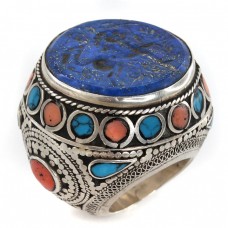 Impresionant inel etnic pashtun decorat cu sigiliu persan de perioadă Qajar | manufactură în argint și pietre naturale | Iran cca 1900 Impresionant inel etnic pashtun decorat cu sigiliu persan de perioadă Qajar | manufactură în argint și pietre naturale | Iran cca 1900