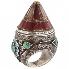 Opulent inel etnic kuchi decorat cu turcoaz persan, email și sticlă suflată | manufactură în argint | Iran cca 1900 Opulent inel etnic kuchi decorat cu turcoaz persan, email și sticlă suflată | manufactură în argint | Iran cca 1900