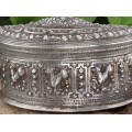 Splendidă cutie ceremonială cambodgiană din argint | manufactură de artizan khmer datând de la începutul secolului XX