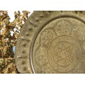 Vechi platou marocan din bronz decorat central cu sigiliul profeților | prima jumătate a secolului XX