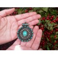 Impresionantă amuletă pectorală tibetană decorată cu anturaje de turcoaz natural himalayan | manufactură în argint | Nepal
