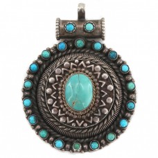 Impresionantă amuletă pectorală tibetană decorată cu anturaje de turcoaz natural himalayan | manufactură în argint | Nepal Impresionantă amuletă pectorală tibetană decorată cu anturaje de turcoaz natural himalayan | manufactură în argint | Nepal