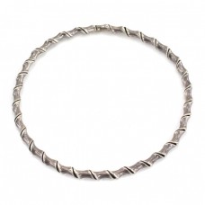 Brățară bangle indiană inedit torsadată sub forma unei tulpini de bambus | manufactură în argint | Rajasthan  Brățară bangle indiană inedit torsadată sub forma unei tulpini de bambus | manufactură în argint | Rajasthan