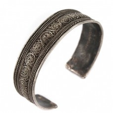 Veche brățară etnică tibetană decorată cu simboluri Shankha redate prin filigranare în argint | India Veche brățară etnică tibetană decorată cu simboluri Shankha redate prin filigranare în argint | India