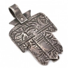 Veche amuletă pectorală Khamsa manufacturată în argint | Tunisia secol XIX Veche amuletă pectorală Khamsa manufacturată în argint | Tunisia secol XIX
