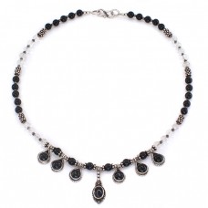 Elegant colier indonezian decorat cu anturaje de onix negru și cuarț alb natural | manufactură în argint  Elegant colier indonezian decorat cu anturaje de onix negru și cuarț alb natural | manufactură în argint