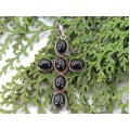 Pandant cruce din argint decorată cu rare specimene de diopsid natural cu efect de asterism | Black Star of India 