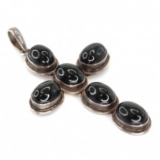 Pandant cruce din argint decorată cu rare specimene de diopsid natural cu efect de asterism | Black Star of India  Pandant cruce din argint decorată cu rare specimene de diopsid natural cu efect de asterism | Black Star of India