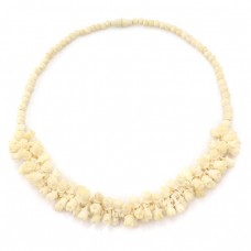 Opulent colier hawaiian decorat cu flori Pikake sculptate în os natural  Opulent colier hawaiian decorat cu flori Pikake sculptate în os natural