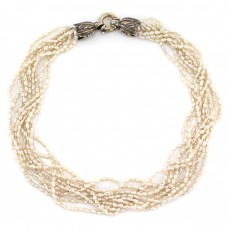 Elegant colier multi-strand de perle naturale Baroque Seeds prevăzut cu un elegant sistem de închidere din argint | Franța cca. 1970 Elegant colier multi-strand de perle naturale Baroque Seeds prevăzut cu un elegant sistem de închidere din argint | Franța cca. 1970