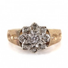 Inel Victorian Revival din aur alb și aur galben 9 k decorat cu diamante naturale | Marea Britanie anul 1976 Inel Victorian Revival din aur alb și aur galben 9 k decorat cu diamante naturale | Marea Britanie anul 1976