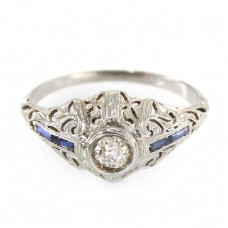 Rafinat inel Art Deco din aur alb 18 k cu diamant natural 0.30 CT și safire baguette | Franța cca. 1920 Rafinat inel Art Deco din aur alb 18 k cu diamant natural 0.30 CT și safire baguette | Franța cca. 1920