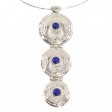 Colier choker accesorizat cu o inedită amuletă tuaregă | argint & agat albastru | manufactură unicat | Niger Colier choker accesorizat cu o inedită amuletă tuaregă | argint & agat albastru | manufactură unicat | Niger