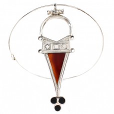 Spectaculos colier choker decorat cu amuletă tuaregă Tanfouk | manufactură în argint, carneol & abanos | colecția Ancient Symbols 2020 Spectaculos colier choker decorat cu amuletă tuaregă Tanfouk | manufactură în argint, carneol & abanos | colecția Ancient Symbols 2020
