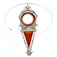 Colier choker decorat cu o spectaculoasă amuletă tuaregă | manufactură unicat în argint & carneol | colecția Ancient Symbols 2020 Colier choker decorat cu o spectaculoasă amuletă tuaregă | manufactură unicat în argint & carneol | colecția Ancient Symbols 2020
