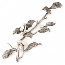Splendidă broșă din argint decorată cu perle naturale Akoya | atelier Mikimoto | Japonia cca. 1960 Splendidă broșă din argint decorată cu perle naturale Akoya | atelier Mikimoto | Japonia cca. 1960