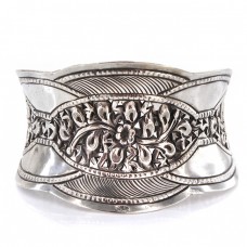 Impresionantă brățară manchette din argint ornamentat în stil Yogya | manufactură de atelier indonezian Impresionantă brățară manchette din argint ornamentat în stil Yogya | manufactură de atelier indonezian