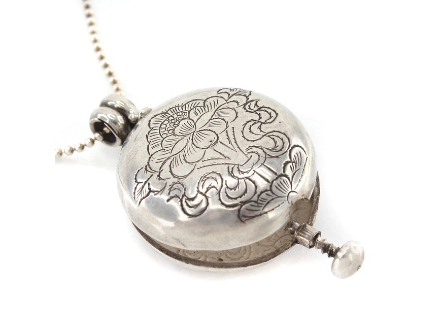 internal Modish Repeated Colier din argint accesorizat cu o veche amuletă locket tibetană | Gau | Nepal internal Modish Repeated Colier din argint accesorizat cu o veche amuletă locket tibetană | Gau | Nepal