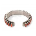 Impresionantă brățară etnică amerindiană decorată cu anturaje de coral roșu natural | manufcatură în argint | Statele Unite