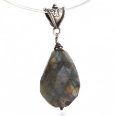 Choker din argint accesorizat cu un impresionant pandant statement de labradorit natural | Indonezia Choker din argint accesorizat cu un impresionant pandant statement de labradorit natural | Indonezia
