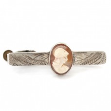 Ac de cravată din argint decorat cu o camee naturală ilustrând efigia zeiței Pallas Athena | cca.1940-1950 Ac de cravată din argint decorat cu o camee naturală ilustrând efigia zeiței Pallas Athena | cca.1940-1950