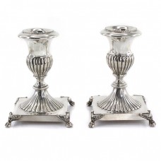 Pereche de sfesnice din argint elaborate în stil neoclasic | Italia cca. 1950 Pereche de sfesnice din argint elaborate în stil neoclasic | Italia cca. 1950