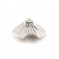 Scrumieră din argint rafinat stilizată sub forma unei petale | atelier Rino Greggio | Italia