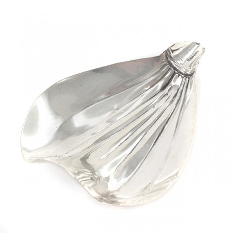 Scrumieră din argint rafinat stilizată sub forma unei petale | atelier Rino Greggio | Italia