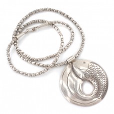 Colier etnic Karen Hill Tribe accesorizat cu o amuletă asociată fertilității  | Pește | manufactură în argint | Thailanda Colier etnic Karen Hill Tribe accesorizat cu o amuletă asociată fertilității  | Pește | manufactură în argint | Thailanda