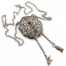 Vechi colier otoman accesorizat cu o inedită amuletă de castitate | manufactură în argint | Turcia cca. 1900  Vechi colier otoman accesorizat cu o inedită amuletă de castitate | manufactură în argint | Turcia cca. 1900