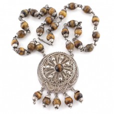 Colier etnic egiptean decorat cu anturaje ochi de tigru | manufactură în argint | cca. 1952 Colier etnic egiptean decorat cu anturaje ochi de tigru | manufactură în argint | cca. 1952