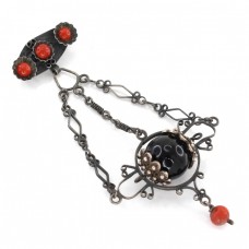 Broșă vintage Etruscan Revival manufacturată în argint decorat cu anturaje de coral natural & cabochon de onix | cca.1950 Broșă vintage Etruscan Revival manufacturată în argint decorat cu anturaje de coral natural & cabochon de onix | cca.1950