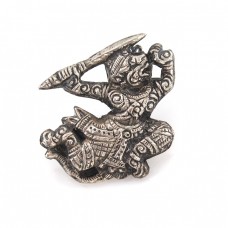 Veche broșă thailandeză stilizată sub forma unui dansator Khon | Hanuman | prima jumătate a secolului XX Veche broșă thailandeză stilizată sub forma unui dansator Khon | Hanuman | prima jumătate a secolului XX