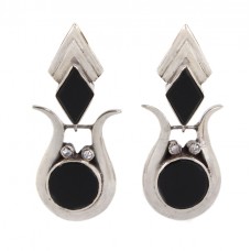 Cercei Art Deco din argint decorat cu onix negru & cristale de cuarț | Statele Unite | cca.1950 Cercei Art Deco din argint decorat cu onix negru & cristale de cuarț | Statele Unite | cca.1950