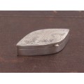 Cutiuță din argint pentru medicamente decorată prin gravare manuală | Marea Britanie