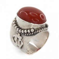 Inel amuletic tibetan din argint decorat cu un remarcabil anturaj de carneol natural | AUM | Nepal  Inel amuletic tibetan din argint decorat cu un remarcabil anturaj de carneol natural | AUM | Nepal