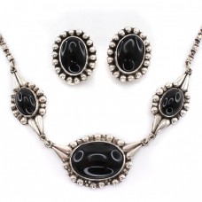 Set bijuterii orientale moderniste din argint & onix negru natural | atelier Sezgin | colier & cercei clips | Turcia cca.1970 Set bijuterii orientale moderniste din argint & onix negru natural | atelier Sezgin | colier & cercei clips | Turcia cca.1970