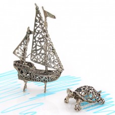 Miniaturi din argint cu tematică marină: velier si țestoasă Miniaturi din argint cu tematică marină: velier si țestoasă