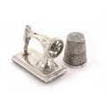 Miniaturi din argint cu tematică de croitorie și design vestimentar | Mașină de cusut & degetar 