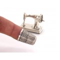 Miniaturi din argint cu tematică de croitorie și design vestimentar | Mașină de cusut & degetar 