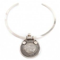 Choker din argint accesorizat cu o impresionantă amuletă hindusă | Yoni | India - Rajasthan  Choker din argint accesorizat cu o impresionantă amuletă hindusă | Yoni | India - Rajasthan